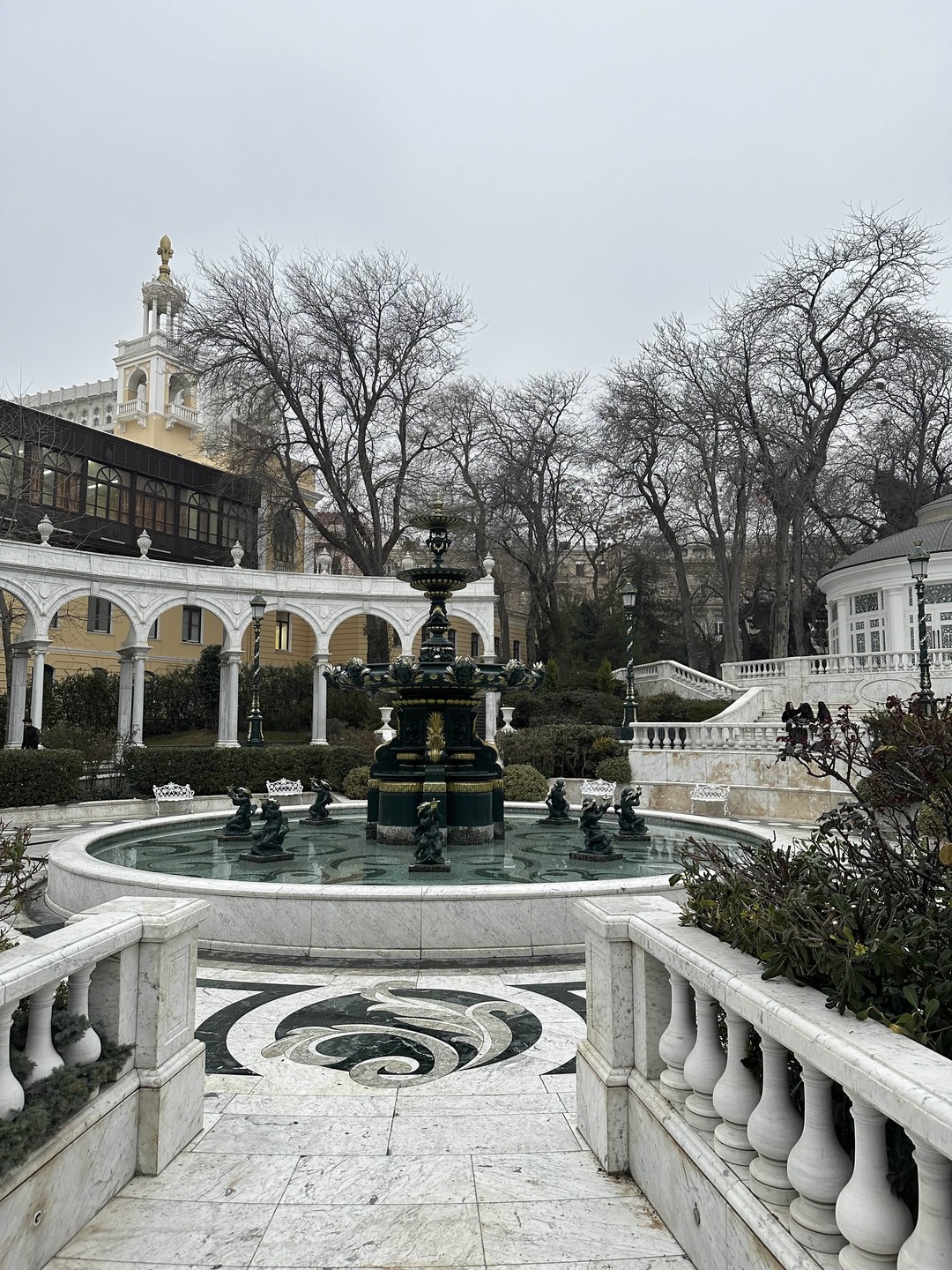 Прекрасная пешая экскурсия! Со знающим интересным и разноплановым гидом. Очень рекомендую