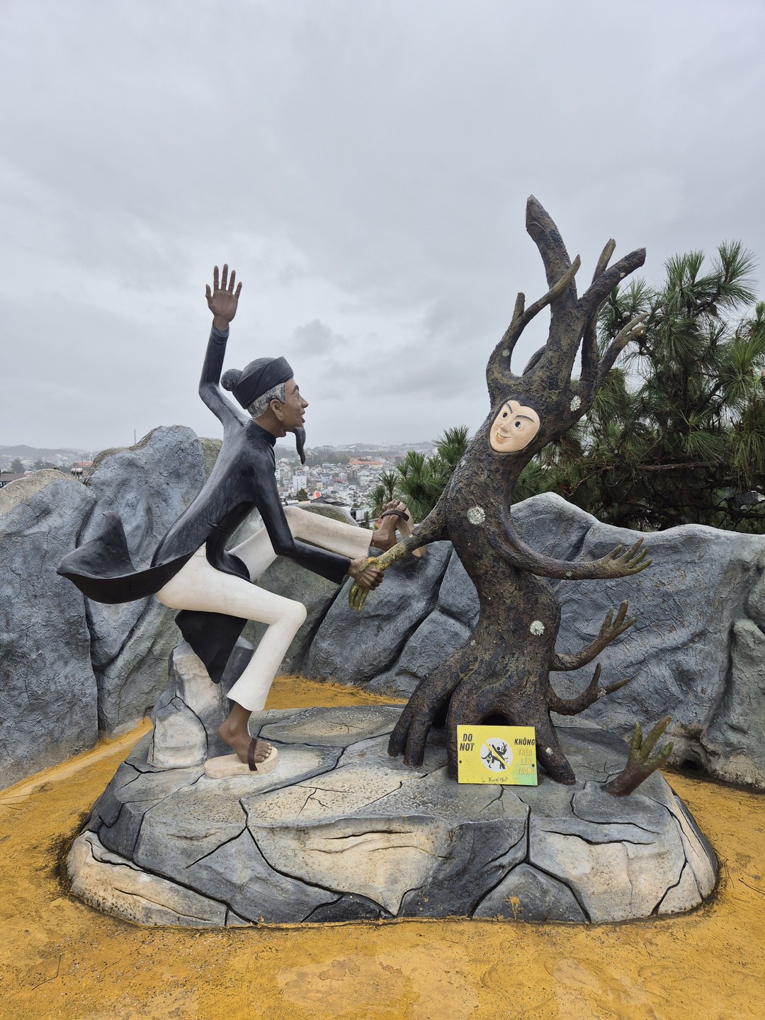 Немного не повезло с погодой! Шёл дождь. Но это не помешало увидеть всё, что было запланировано по программе! Рекомендую! Очень интересно!