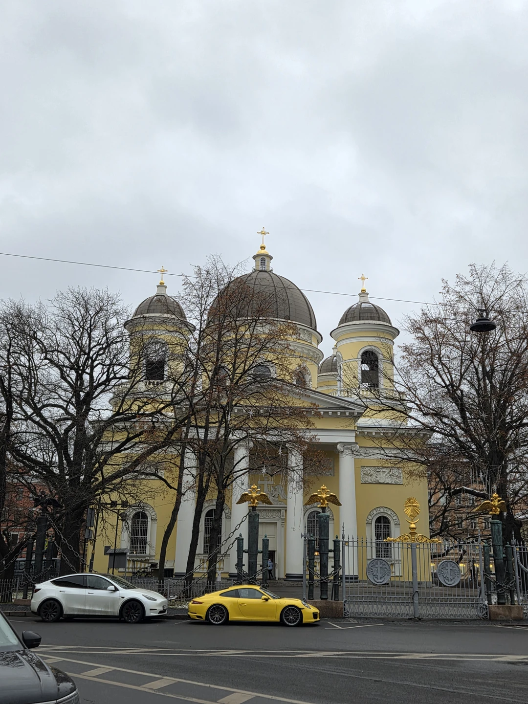Погуляли по Литейному району, зашли в парадные и Дворец бракосочетания, оценили особняки и дроходные дома, познакомились