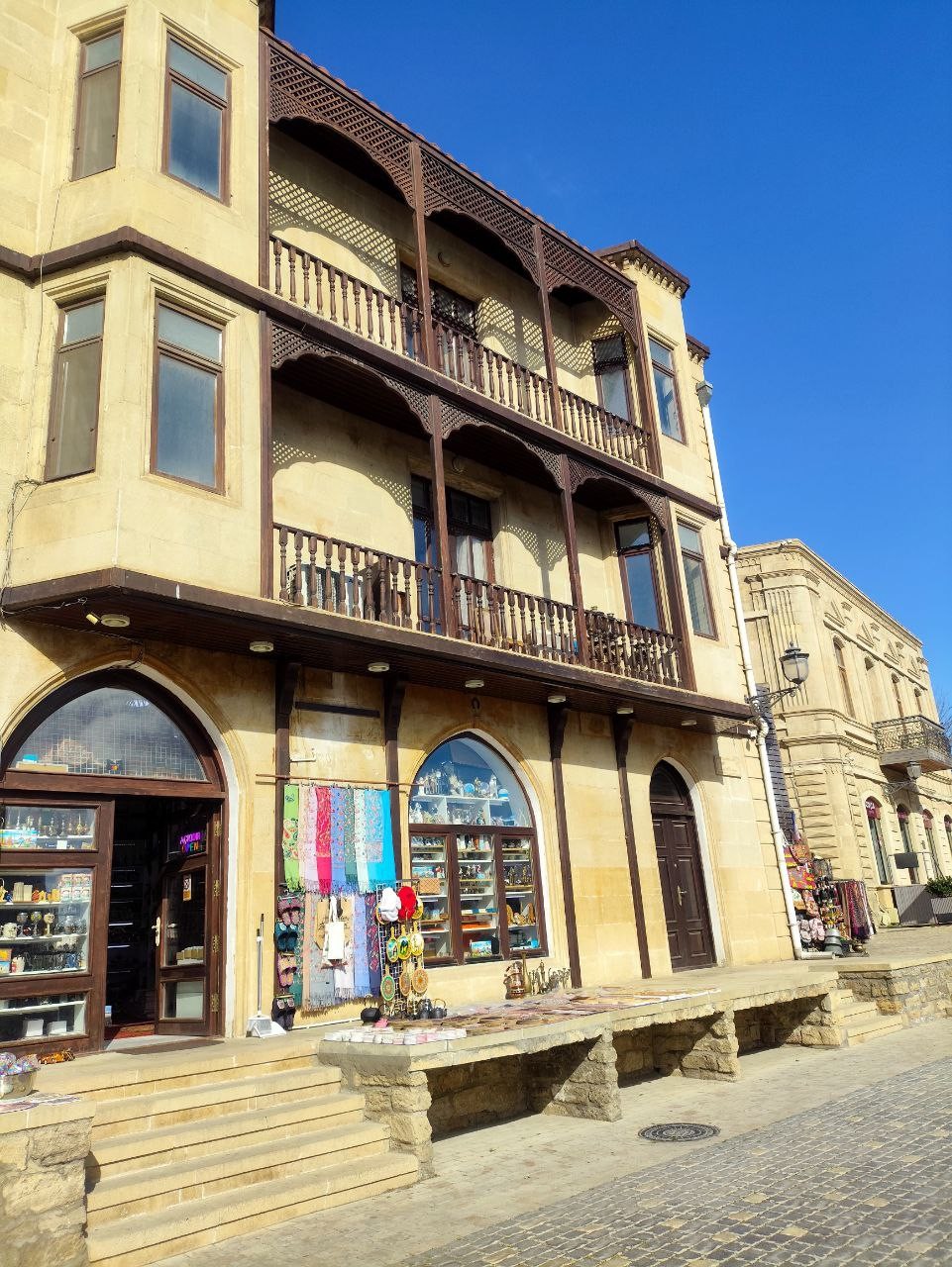 Отлично составленный маршрут. Вахид действительно отлично владеет информацией об истории города и страны в целом. Было