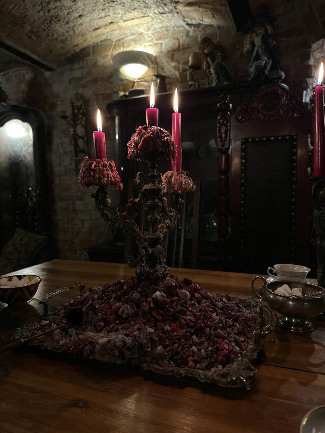 Было очень увлекательно и познавательно, не сухой рассказ, а диалог, как в иммерсивном театре прям))