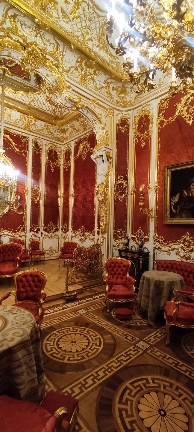 Экскурсия по Эрмитажу, посвящённая семье Романовых, оставила незабываемые впечатления. Это было настоящее погружение в историю нашей