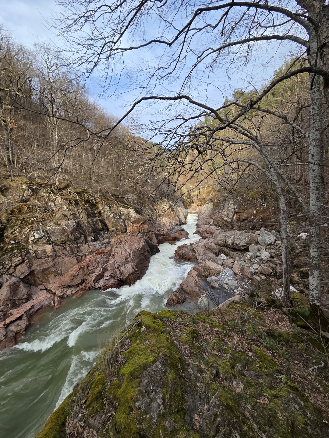 Ездили на экскурсию с Батыром. Прекрасный и внимательный гид, помогал пройти по тяжелым участкам маршрута, с