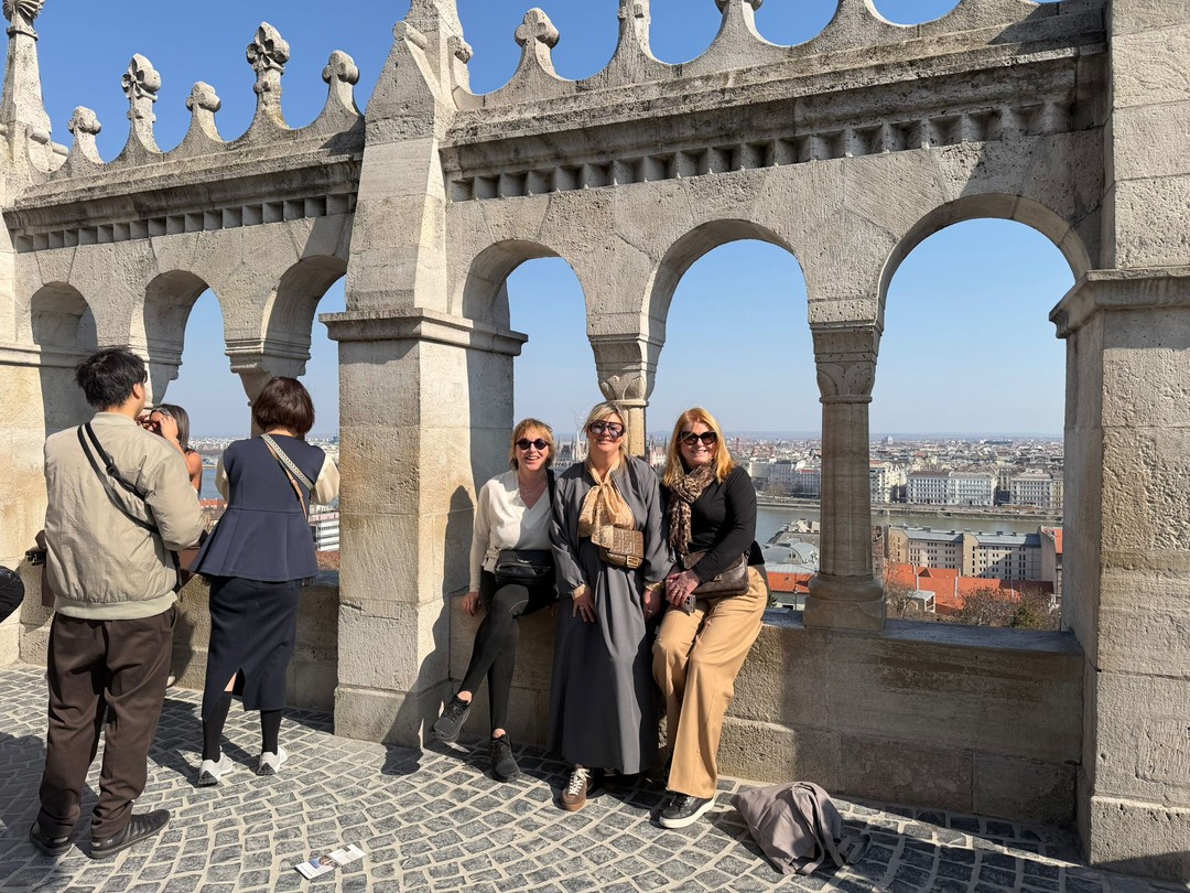 У вас есть возможность увидеть самые красивые виды на Будапешт и услышать исторические факты.. Нам прогулка