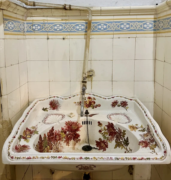 экскурсия подробная, познавательная, однако цена несколько завышена (с учетом обстоятельств). интересно было увидеть вживую интерьер из