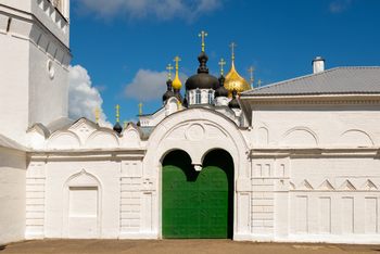Святыни и ярмарочные гуляния в Ярославле, архитектура и сырная дегустация в Костроме