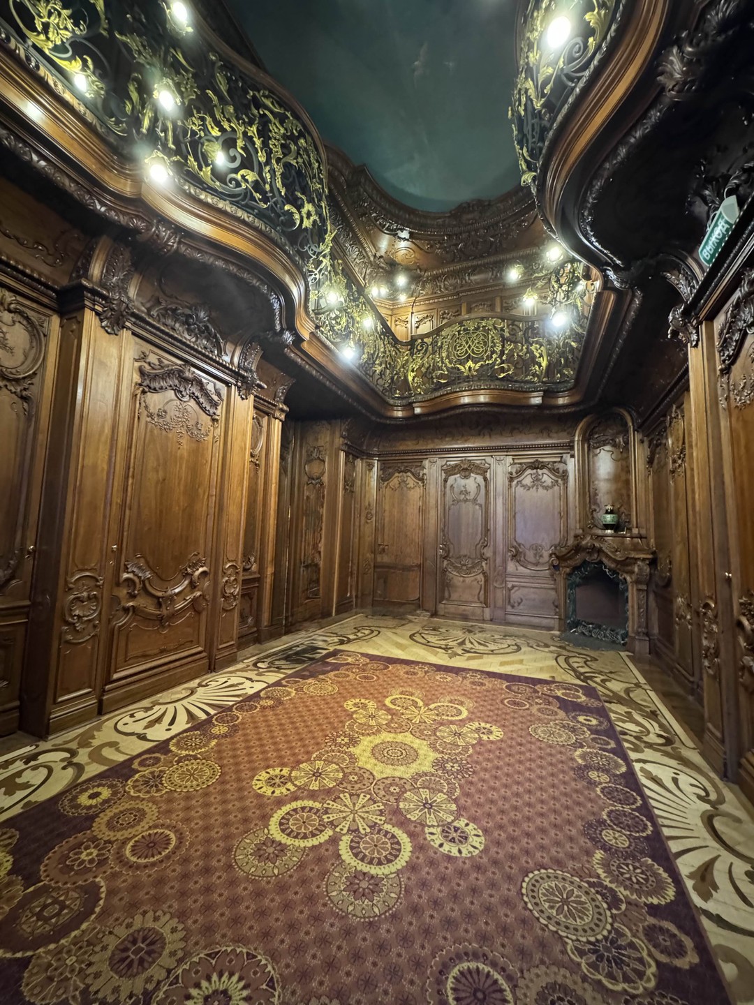 За ничем не примечательными фасадами казалось обычного дома скрыта жемчужина архитектурной мысли, подлинные уникальные интерьеры и