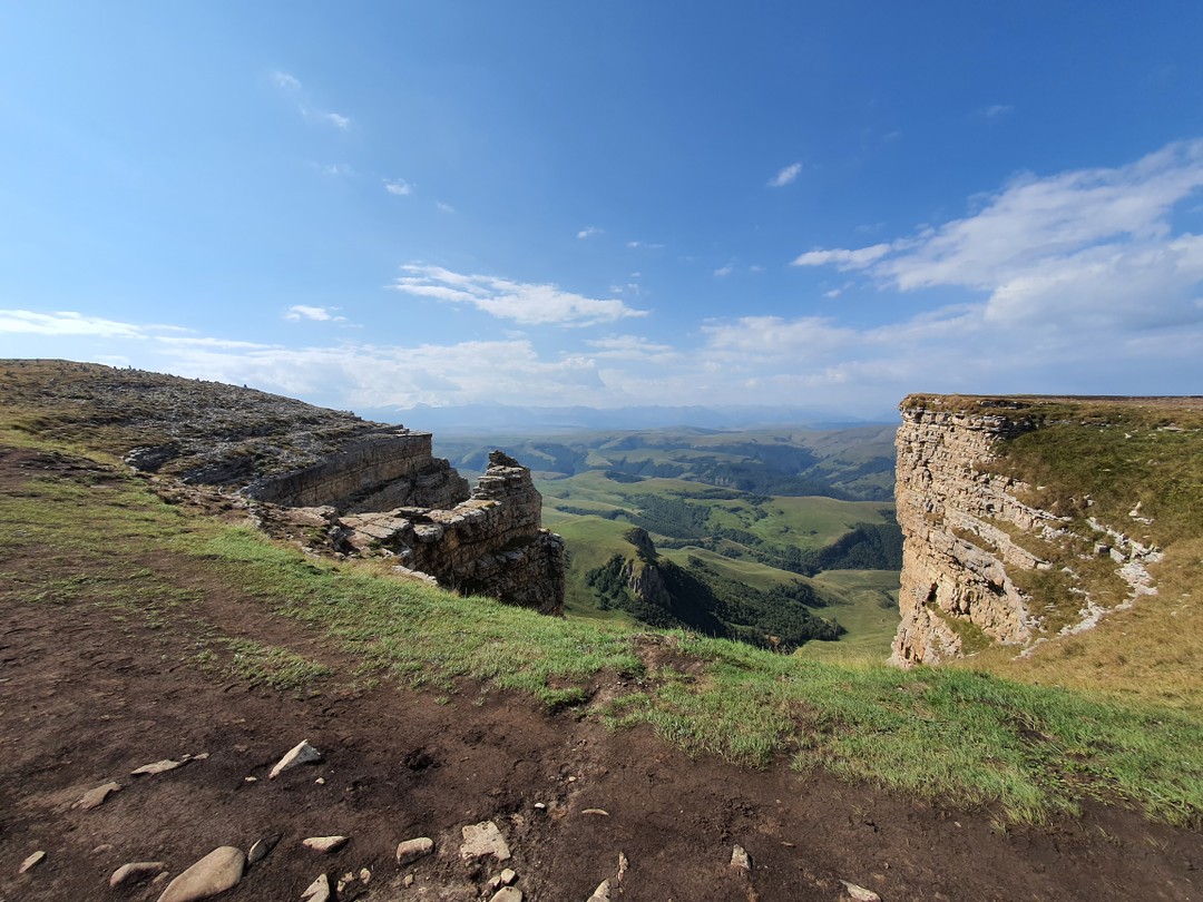 Нам очень все очень понравилось, очень красивые локации. Дорога конечно сложная, но это не портит впечатление