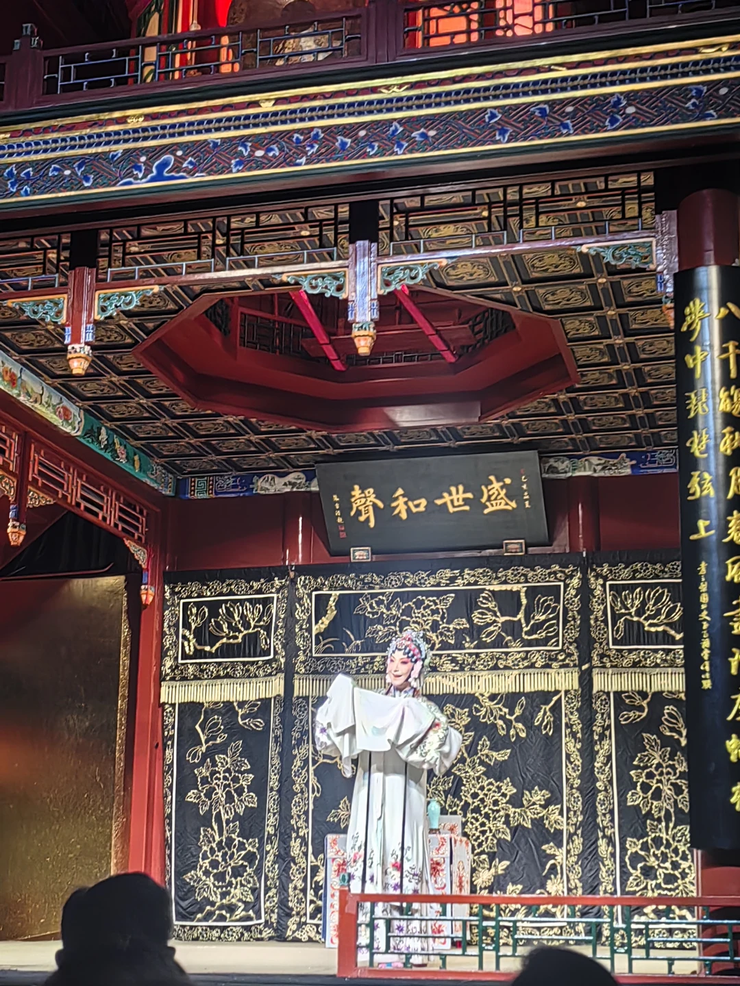 Я студент, изучаю китайский язык в Китае, сейчас у меня каникулы, и как раз хочу побольше