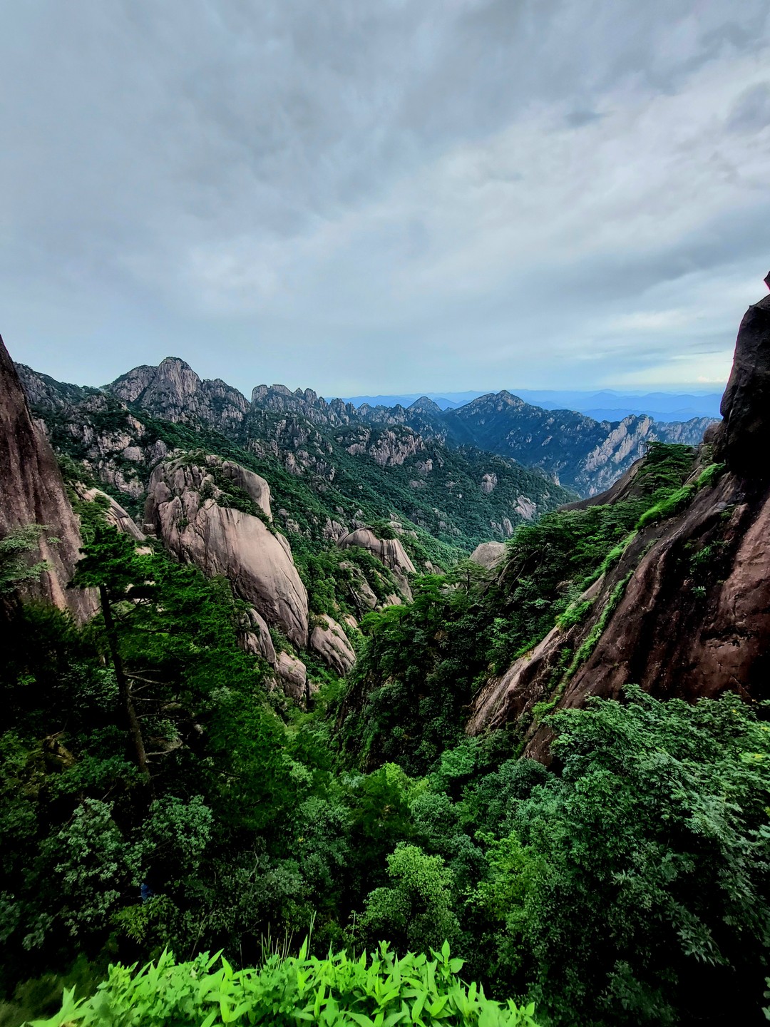 Действительно побывали в Поднебесной. Горы Хуаншань завораживают своей красотой и живописностью. Получили настоящее удовольствие и физ.