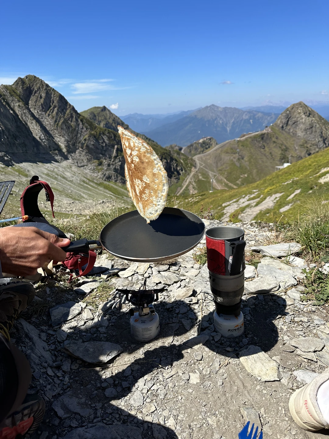 Приятный поход по красивому маршруту хребет Аибга. Добиралась из Сочи на Ласточке. На станции Роза хутор