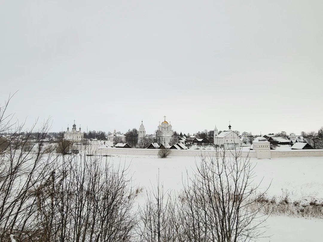 Это было незабываемое знакомство с Суздалем. Неспешная прогулка по всем основным самым красивым местам Суздаля. Николай