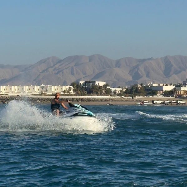 Поймать волну в Маскате: морская прогулка на гидроциклах