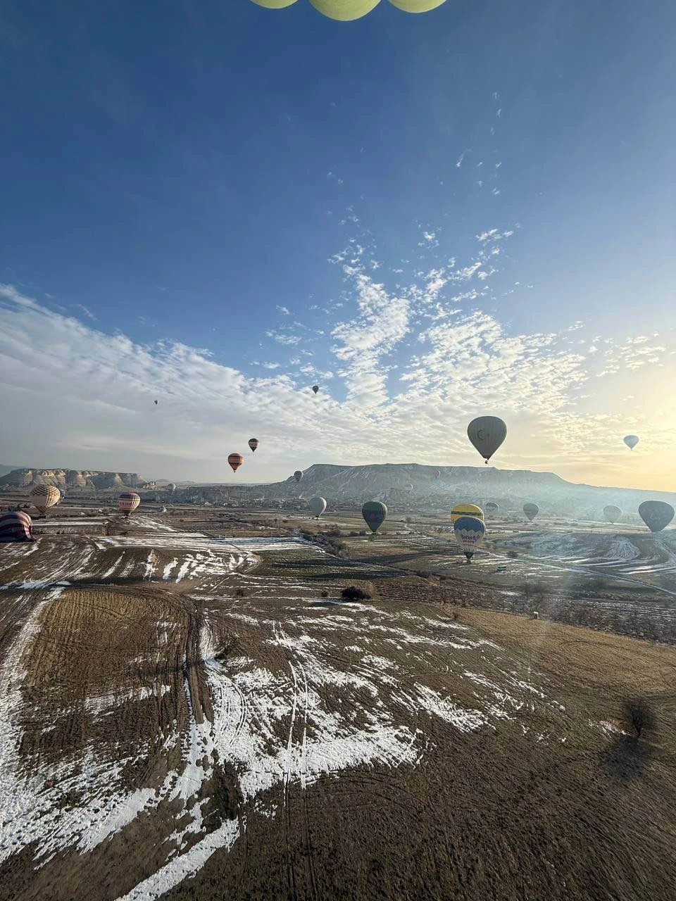 Полет на воздушном шаре над долинами Каппадокии — настоящее волшебство: рассвет, тишина и фантастические пейзажи. Отличная