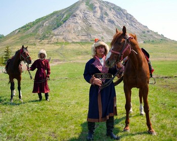 Подъём на шихану Торатау, прогулка верхом, стрельба из лука и купание в термальных источниках