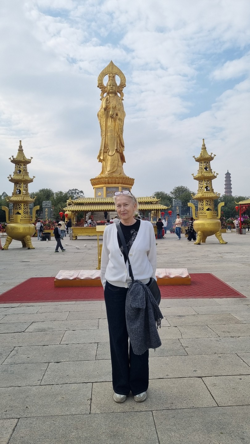 Экскурсия по Гуанчжоу мне подарила очень яркие впечатления. На всех фото улыбаюсь, значит очень довольна и