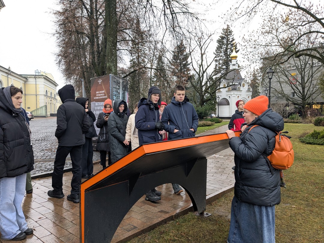 Заказывали экскурсию для 10 класса (Москва),20 детей. Продолжительность 2 часа. Понравилось, что у всех были наушники