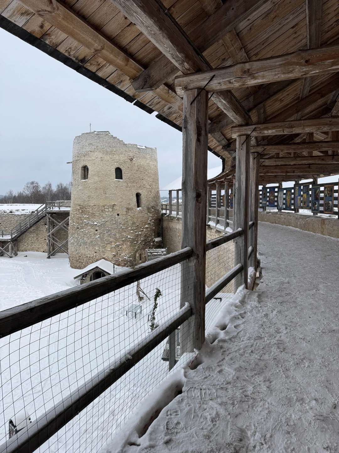 Гуляли по Изборской крепости с Аленой!