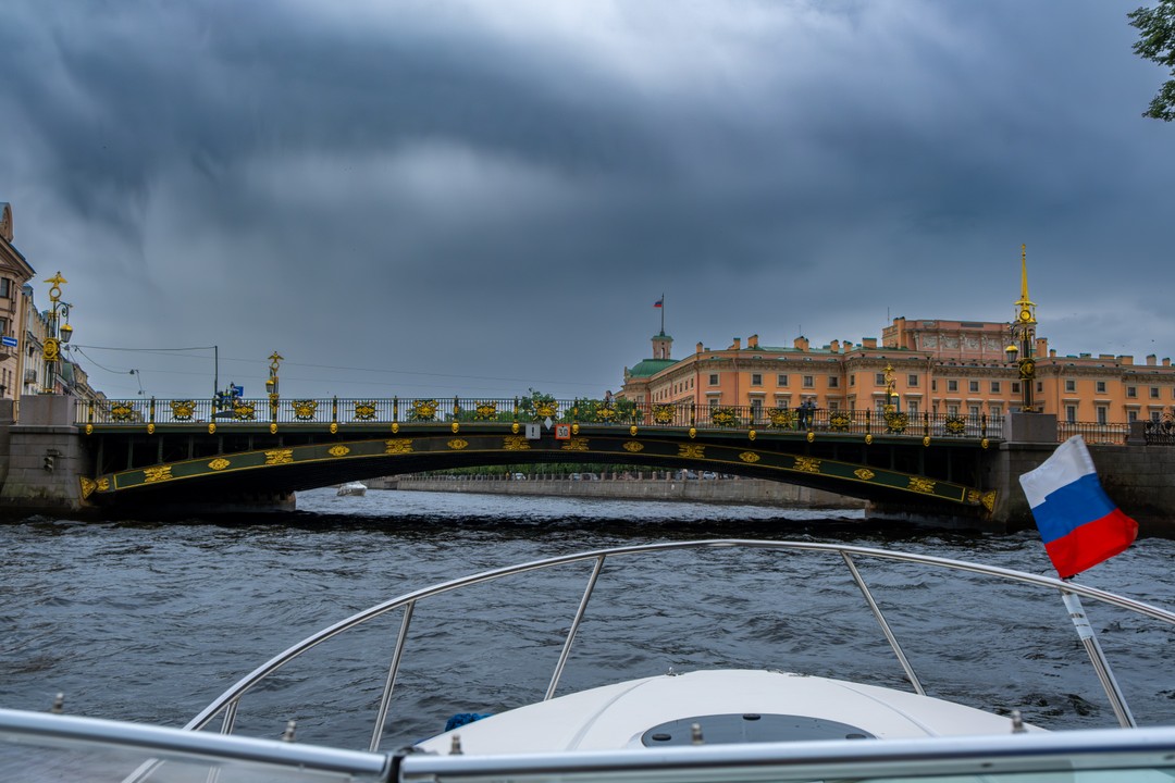 Внимательный, знающий капитан. Маршрут составлен хорошо, посвящен в основном акватории Невы. По каналам прошли совсем немного.