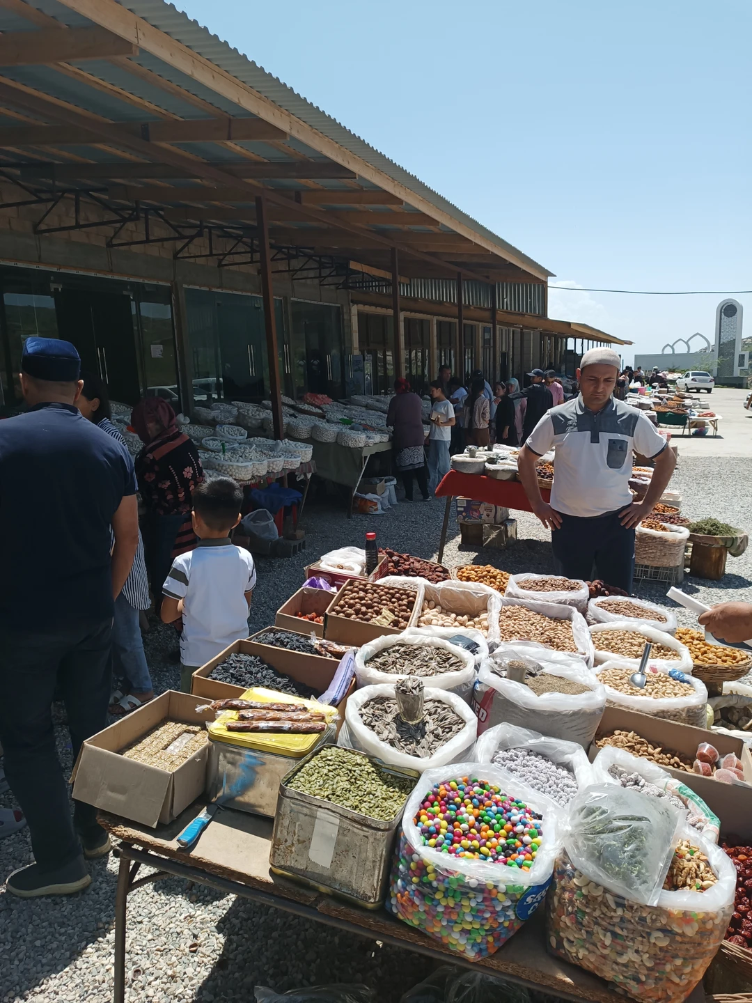Это не было экскурсией,это просто поездка. Экскурсоводом был родственник. По дороге мы останавливались на рынке, и