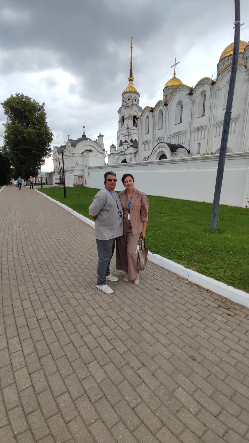 Приехали с семьёй на машине во Владимир и поняли,что без гида нет смысла гулять. Зашли на