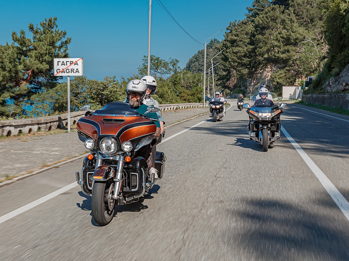 Пассажиром на мотоцикле — в Новоафонскую пещеру Абхазии