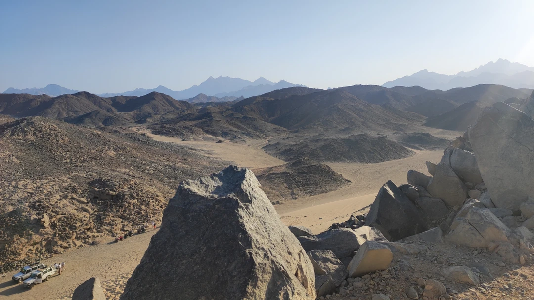 Оригинальный формат комплексного путешествия! Из плюсов - ощутить на себе атмосферу пустыни, покататься на квадроциклах колонной