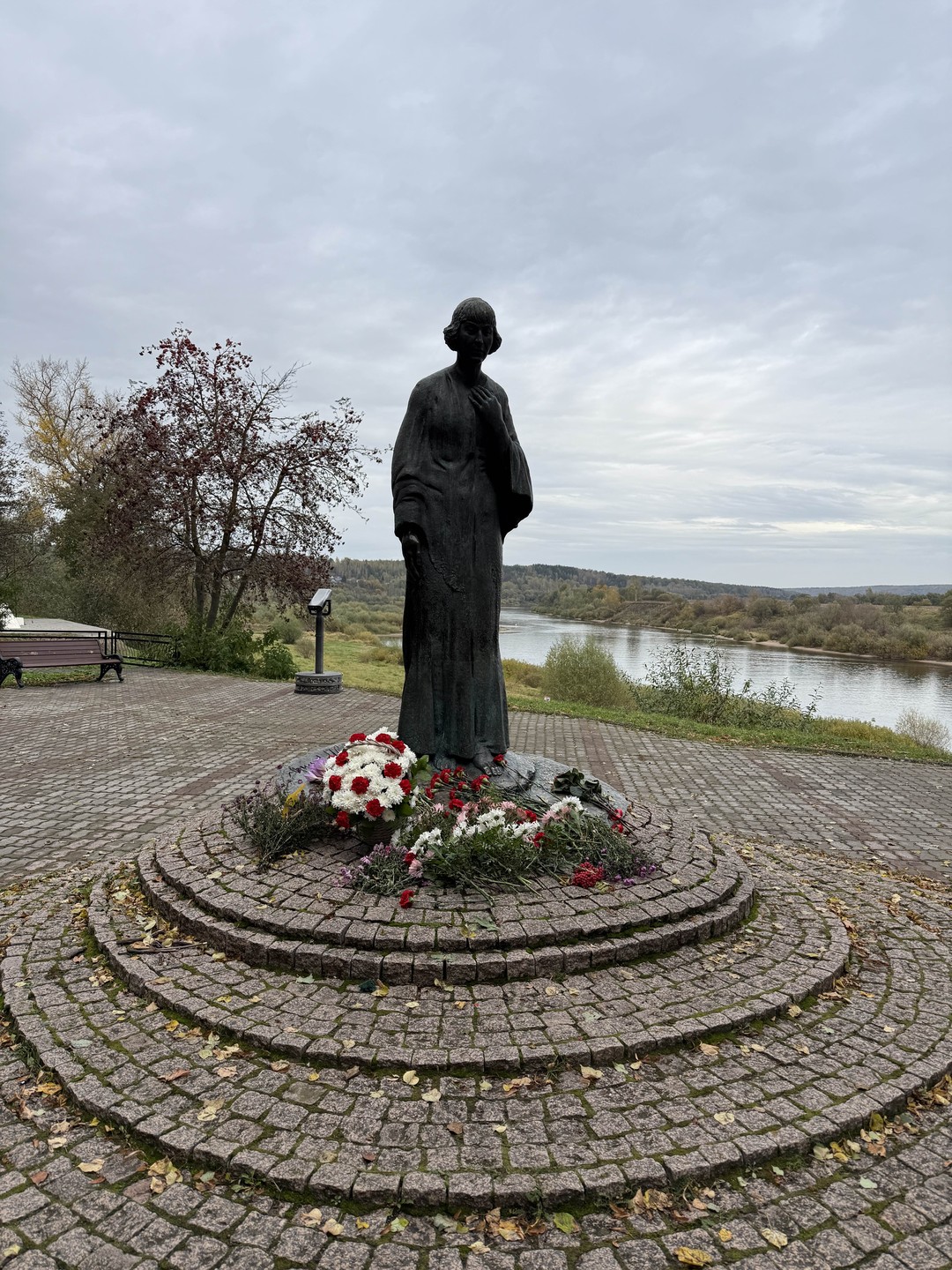 Приятный гид, очаровательная девушка, подробно рассказала обо всех известных писателях, поэтах и знаменитостях, связанных с Тарусой