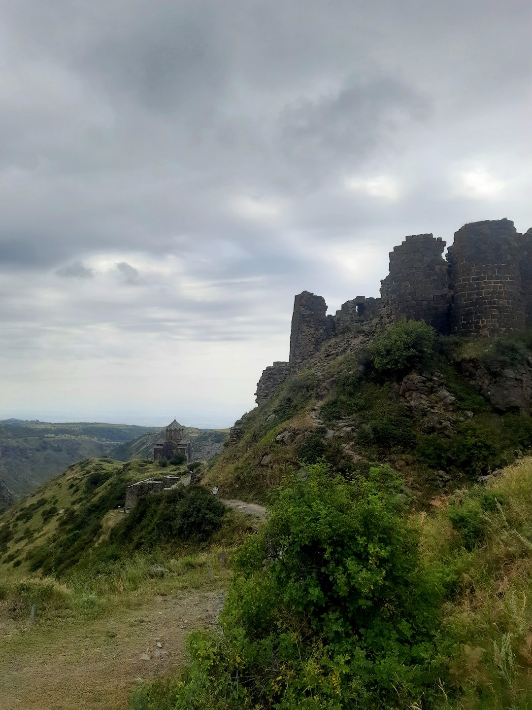 Гора Арагац и монастырь Сагмосаванк из Еревана (Арина)
