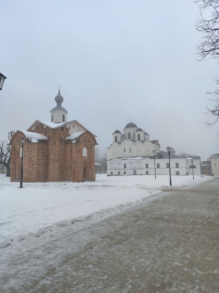 Такая экскурсия - идеальный формат для тех, кто устал от дат и хочет почувствовать город. Это