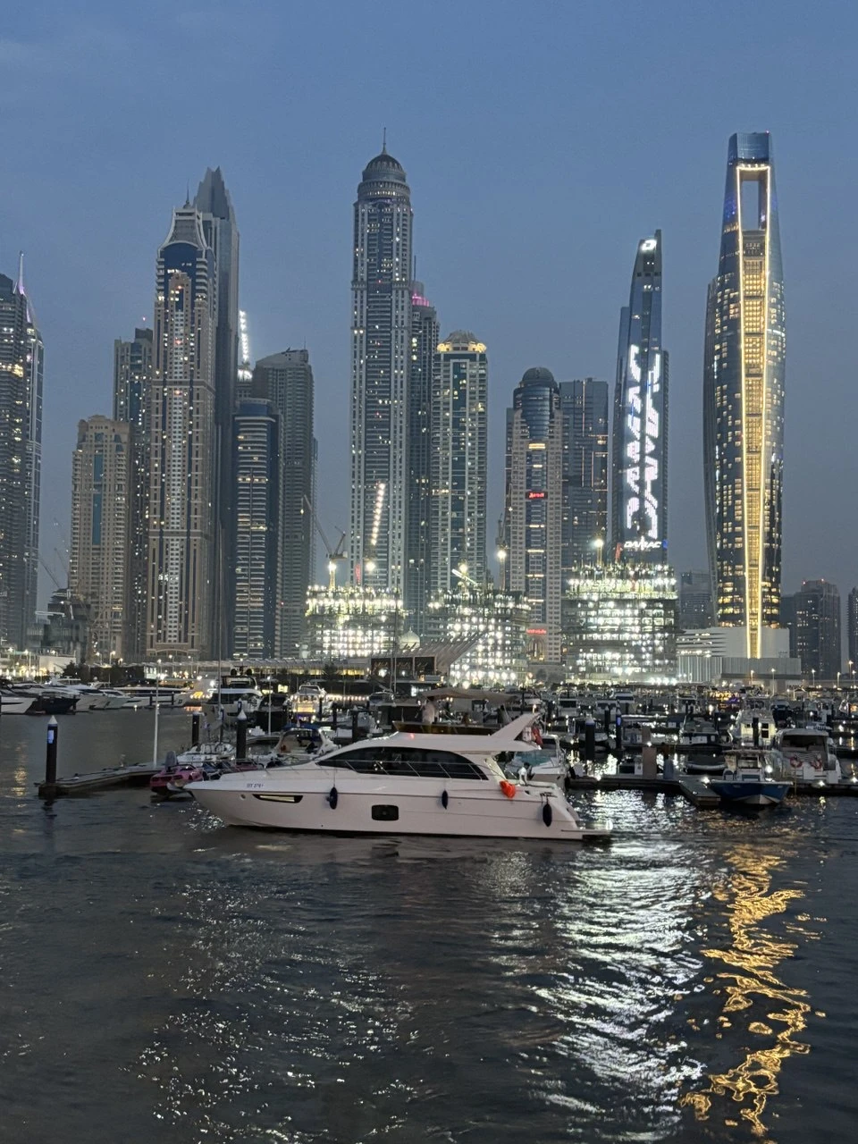 Заказывали индивидуальную экскурсию «Один день в Дубае» у Азиза. Он приехал на минивене, что было очень