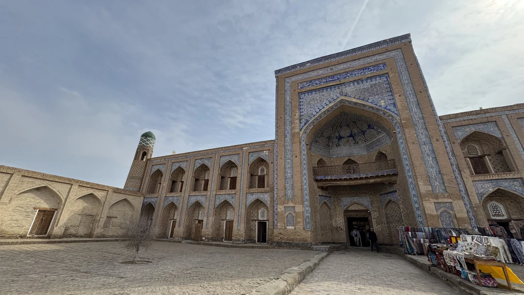 Хочу оставить отзыв об экскурсии по городу Хива. Нашим гидом была замечательная девушка Рисолат. Она отлично