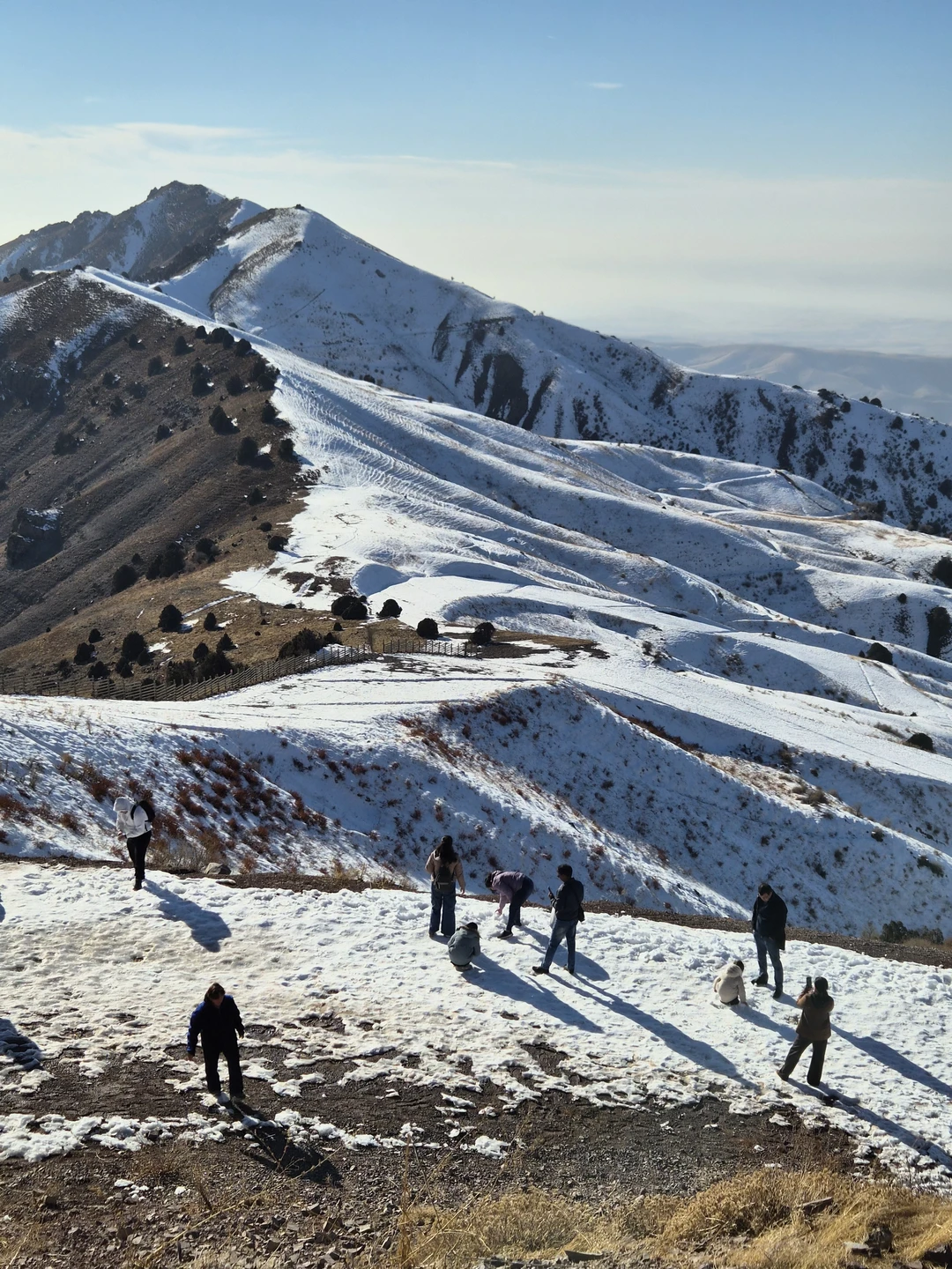Классный однодневный тур для тех, кто любит наслаждаться видами гор. Никаких изнуряющих подъёмов, везде есть канатки