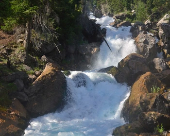 Водопад и озеро Кара-Камыш, окаменелости и следы динозавров