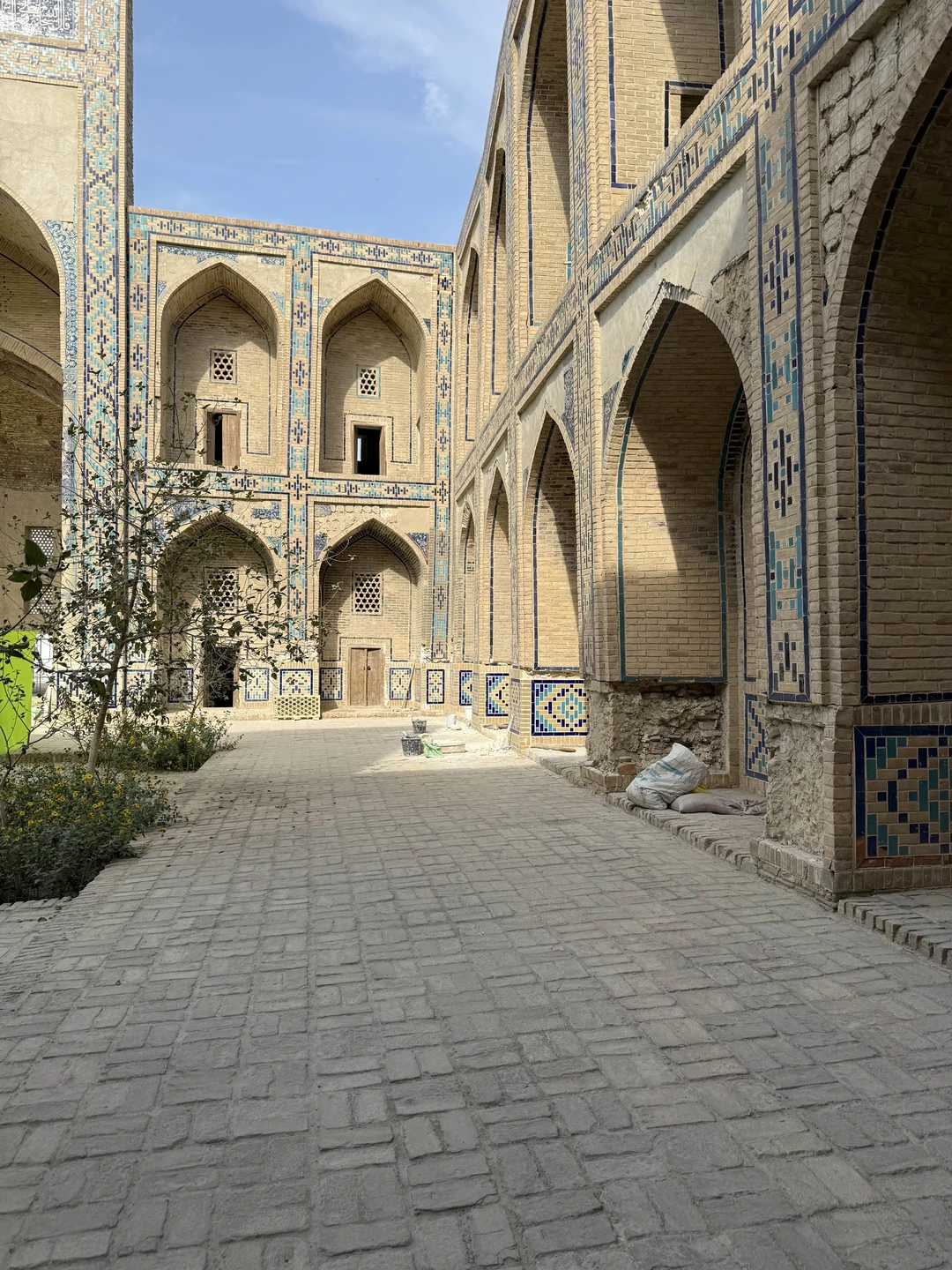 Ходили на экскурсию по Бухаре с гидом по имени Камол, были втроем с мужем и сыном