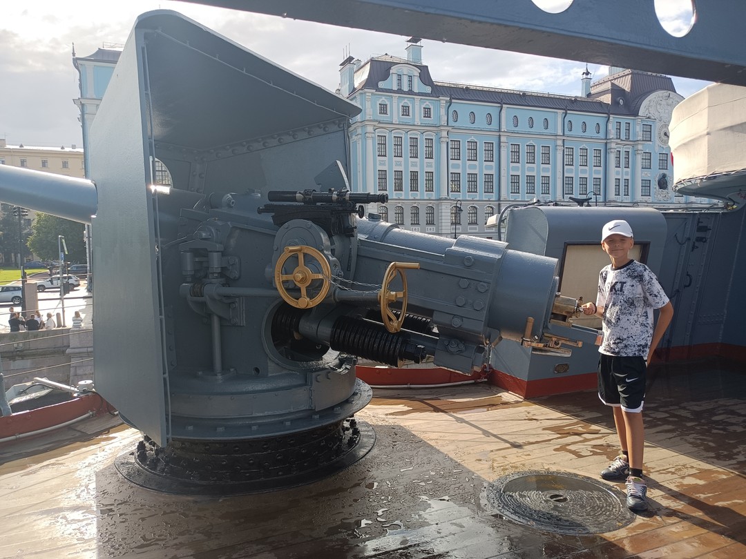 Обязательно пребывайте на крейсере "Аврора", когда будете в Питере!