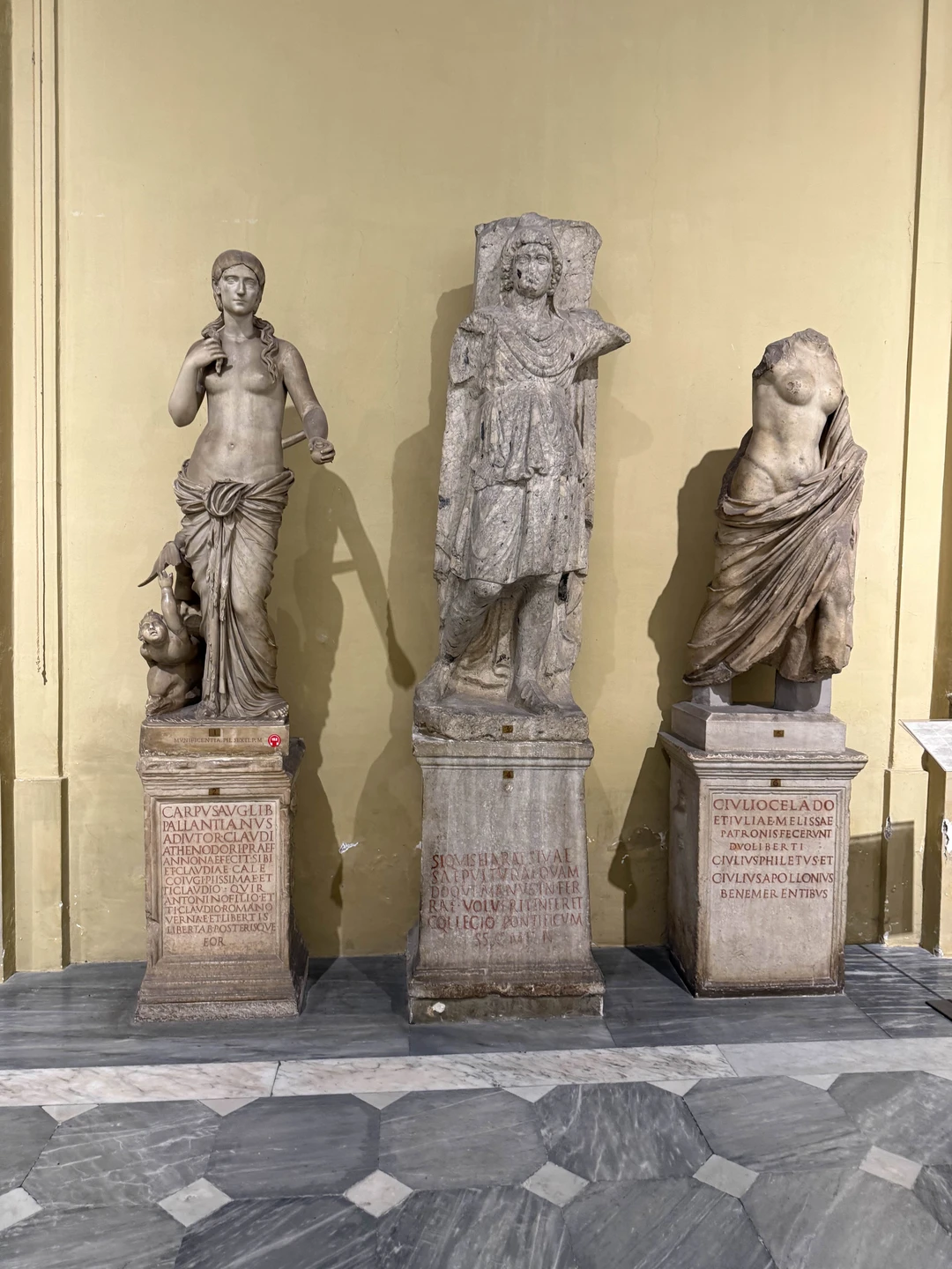 Экскурсовод Елена, провела экскурсию в Ватикане и Соборе Св. Петра. Понравилось, узнали много нового