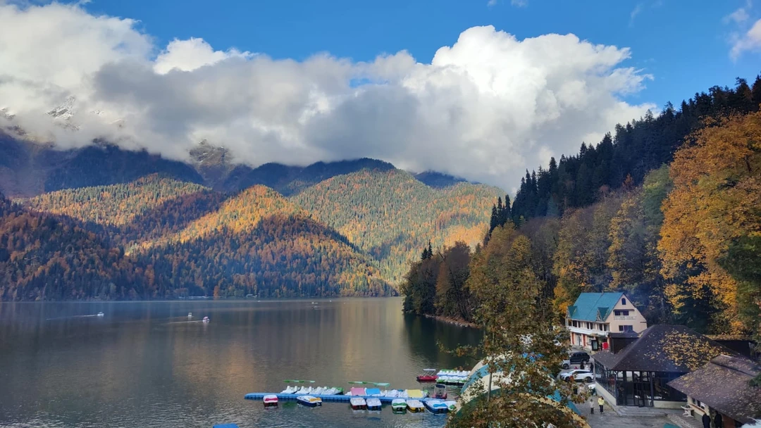 Ездили семьёй с двумя детьми из Сочи. Денис старался учесть наши пожелания, адаптировал программу для детей