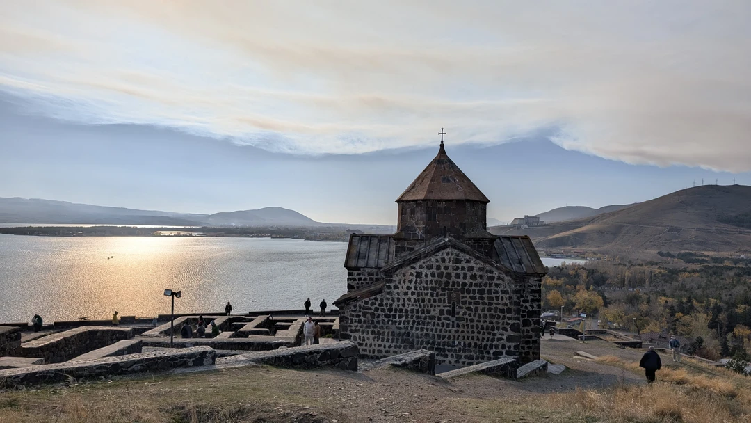 С нашим экскурсоводом Николаем было комфортно, а его рассказ про историю Армении был очень интересным. Озеро