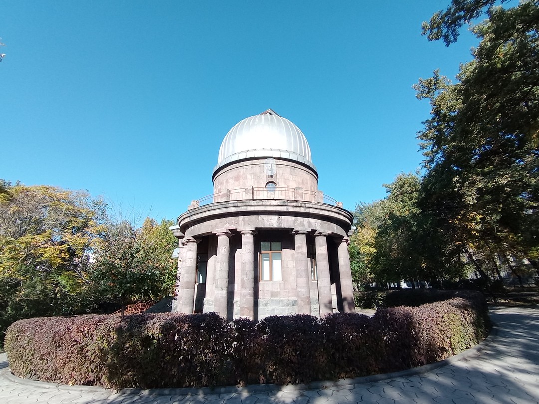 Знающий неравнодушный любящий свой город художник Ваграм показал Ереван от "чёрного" до "розового", мы увидели творения