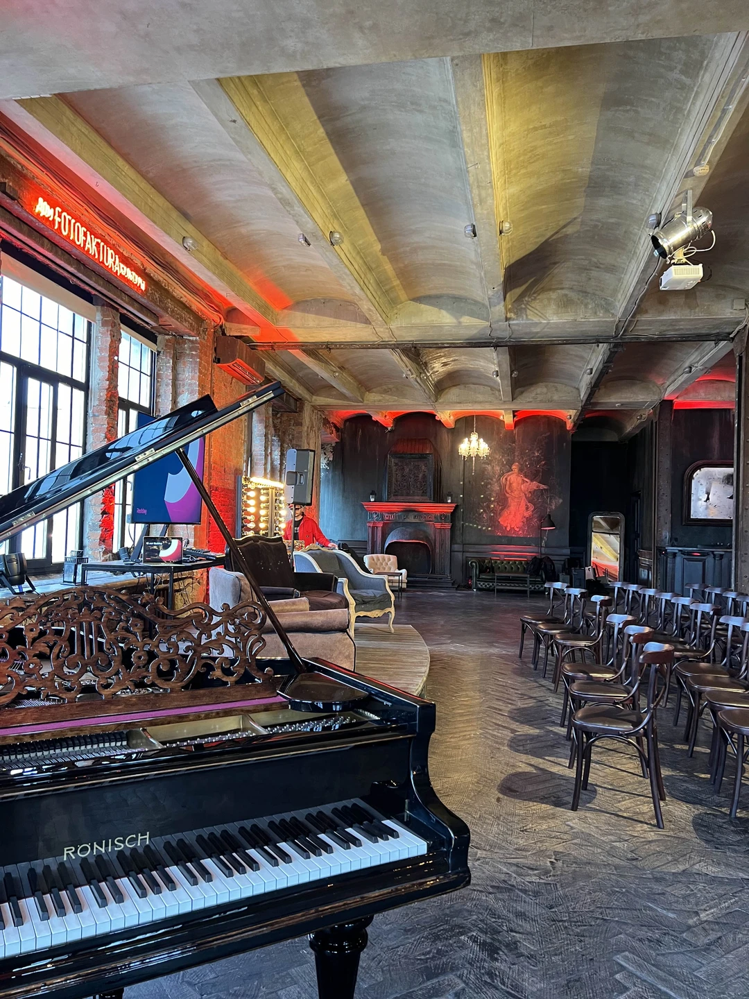 Одна из лучших зимних экскурсий! Много теплых помещений, горячие напитки по маршруту - всё продумано для комфортной прогулки.