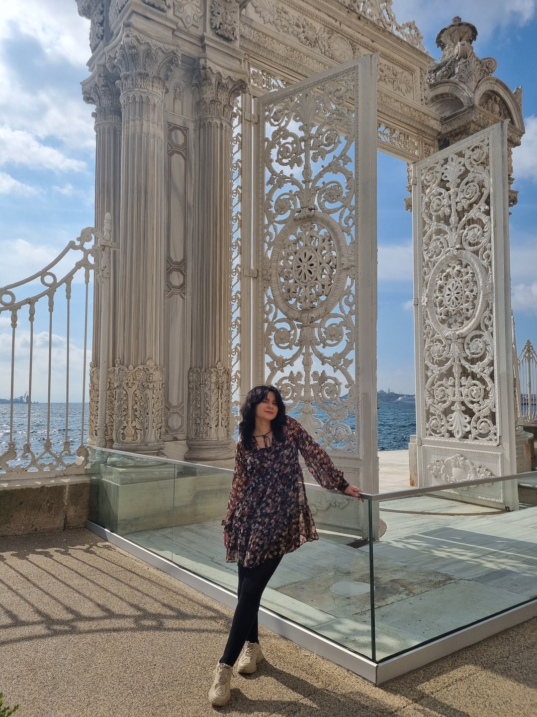 Были в Долмабахче вместе с Севджан - всем советую)! Севджан очень колоритная, знающая, профессионал своего дела. Нам было очень интересно!