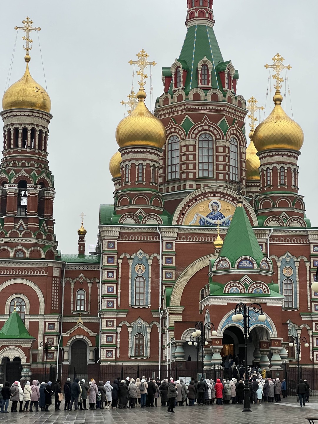 Хочу оставить положительный отзыв об организованной экскурсии по городу и нашему экскурсоводу Валерию. Недавно побывали на