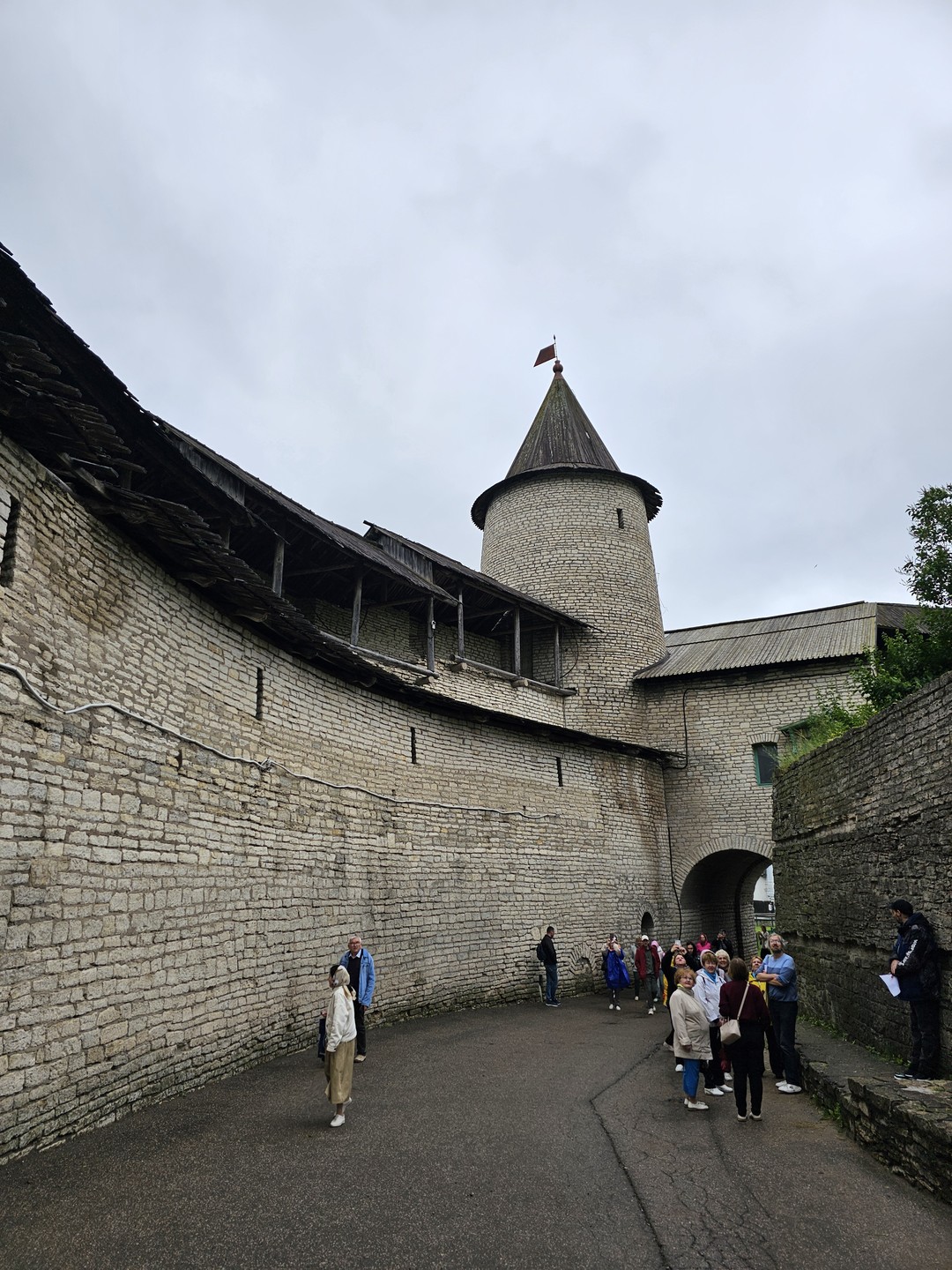 Обзорная пешеходная экскурсия по Кремлю и центру Пскова (Анна)