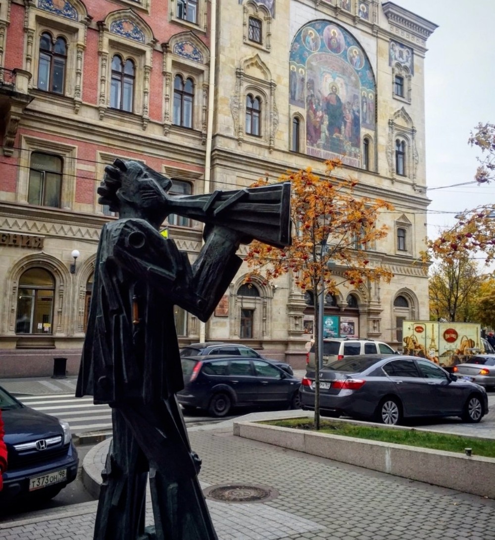 Фото 3 - Экскурсия: "Мобильный квест в Петербурге: «В поисках 12 стульев»"
