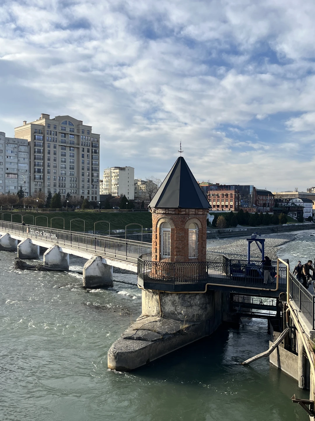 Экскурсию провел гид Дмитрий. Интерактивно, интересно и с подробными ответами на любые вопросы. Мы гуляли примерно