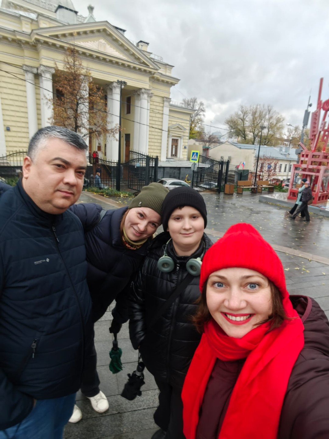 Несмотря на то, что погода решила нам подпортить прогулку дождём, 2 часа пролетели на одной волне