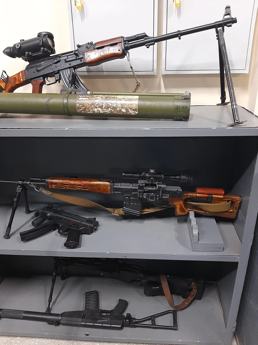 Нам очень повезло, что группу на экскурсию взял сотрудник Беларусьфильм, пиротехник Виталий Нестеров, человек, который не