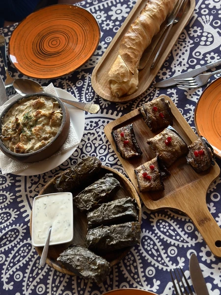 Красивая и вкусная экскурсия, замечательный гид Рони - знает много историй и анекдотов! Времени на всё посмотреть и попробовать достаточно