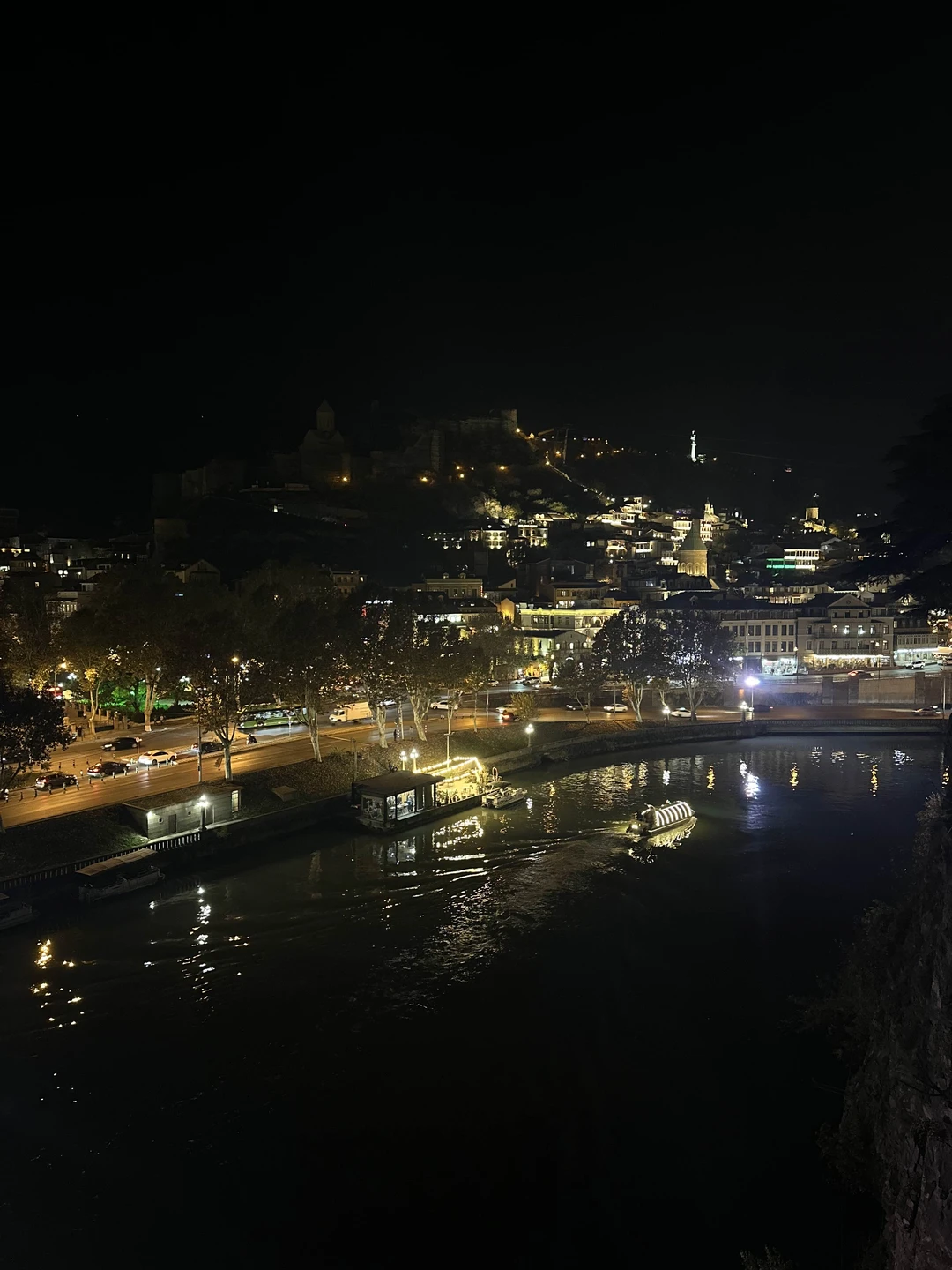 Прекрасная, атмосферная, познавательная и живая экскурсия для ценителей и любителей не стандартного подхода в путешествие! Валерий